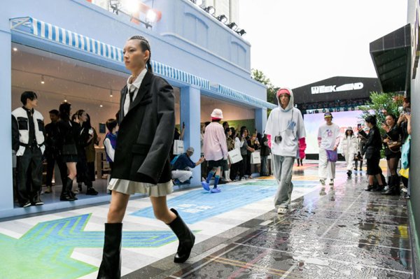 在线股市配资平台 外滩“瓜果飘香”，上海时装周掀起绿色时尚浪潮